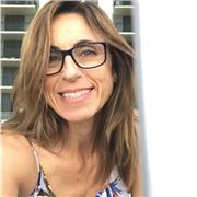 Profesora apoya el aprendizaje del idioma inglés en modalidad online